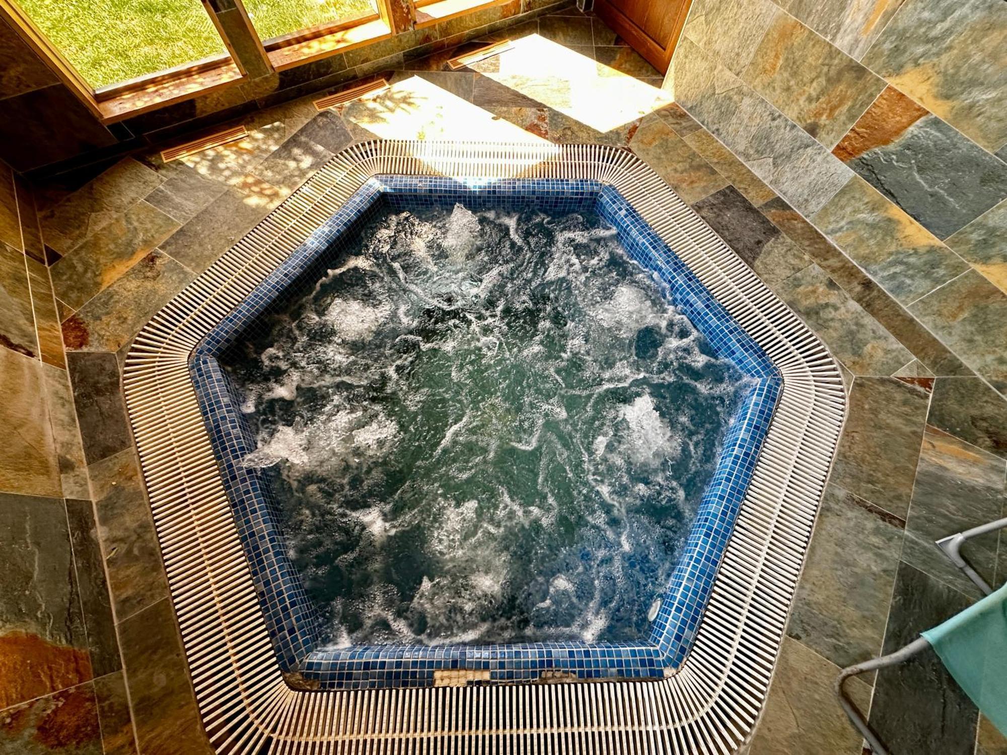 Krajina Iv & Jacuzzi Holiday home
